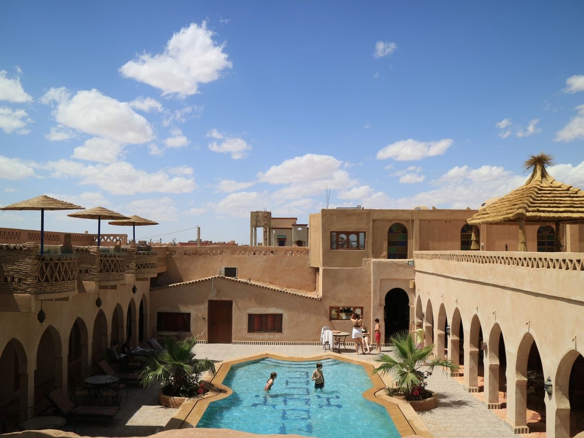 そして旅のメイン、メルズーガへ移動。ここのゲストハウスではビールが飲めました🍺