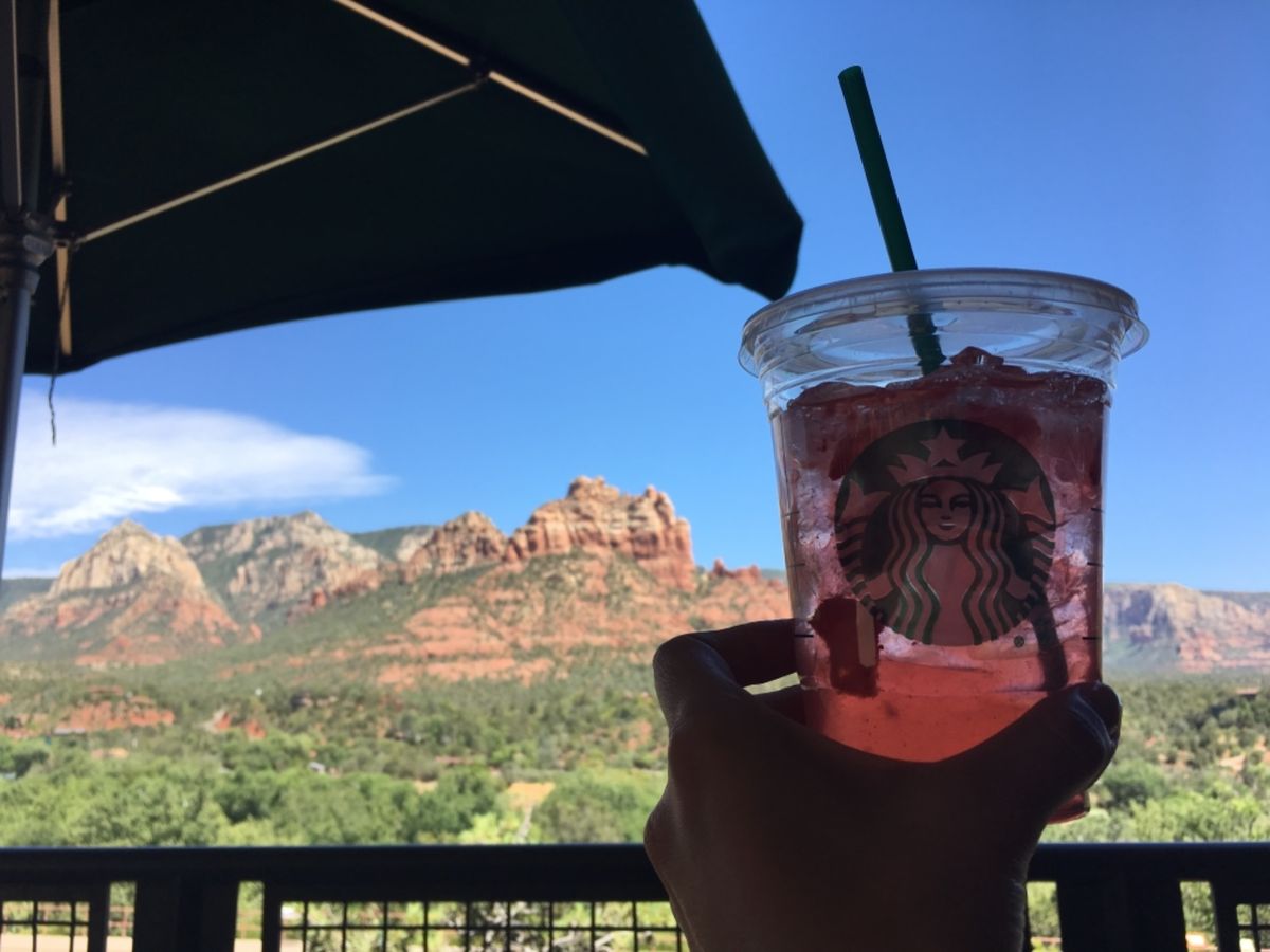 スヌーピーロック！スヌーピーが仰向けになって寝ているように見えます。スタバ...