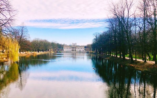 ポーランド・クラクフ、ワルシャワ「ポーランド🇵🇱」の写真：ショパン像のあるワジェンキ公園
春先だっ...