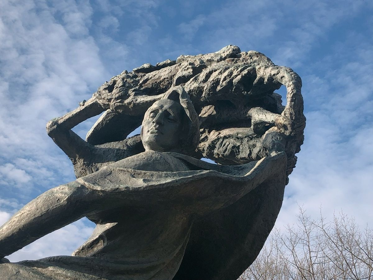 ショパン像のあるワジェンキ公園
春先だったのでまだ緑は少なかったですが、水...