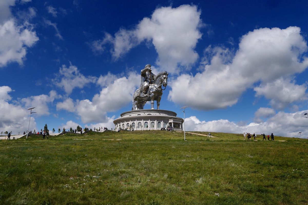 ウランバートル町歩き1日、テレルジ国立公園への日帰りツアー1日。朝にウラン...