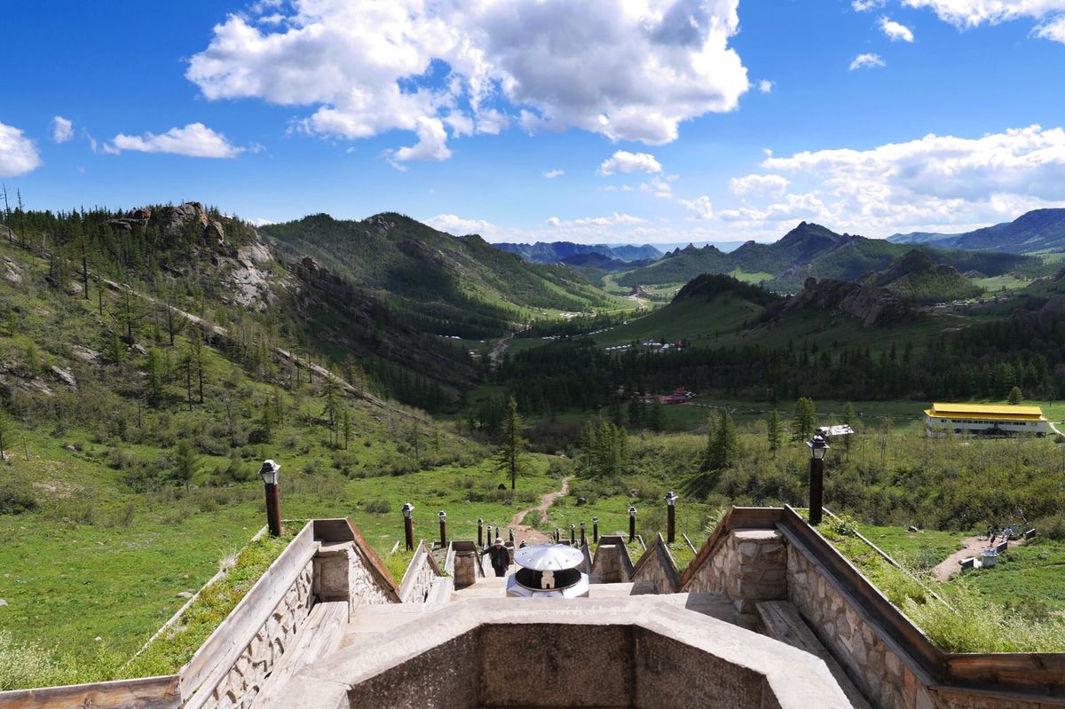 ウランバートル町歩き1日、テレルジ国立公園への日帰りツアー1日。朝にウラン...