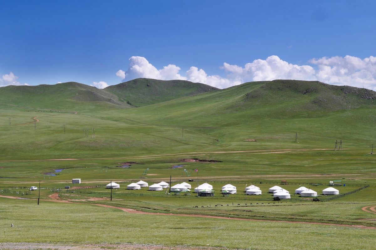 ウランバートル町歩き1日、テレルジ国立公園への日帰りツアー1日。朝にウラン...