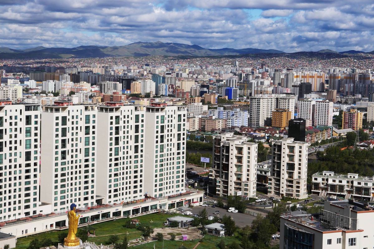 ウランバートル町歩き1日、テレルジ国立公園への日帰りツアー1日。朝にウラン...