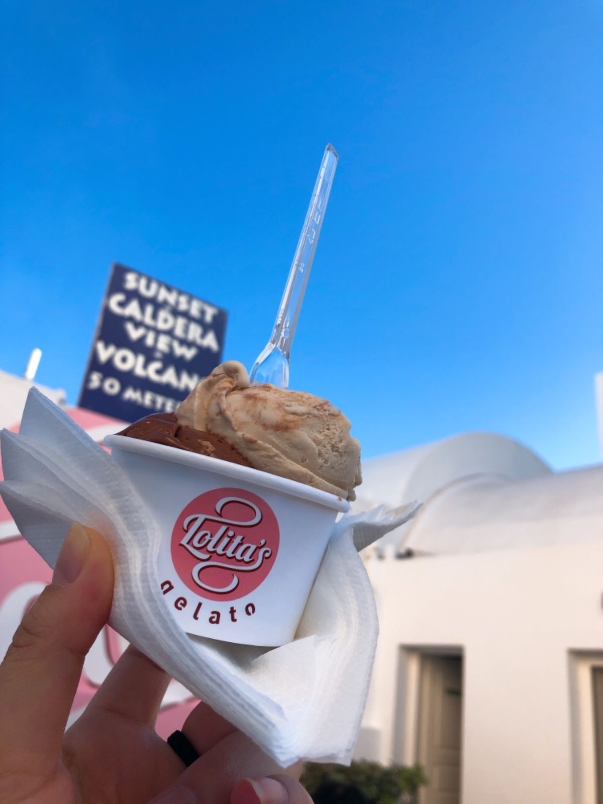 時間で姿が変わるイアの街。そしてジェラートがめちゃめちゃ美味しかった。