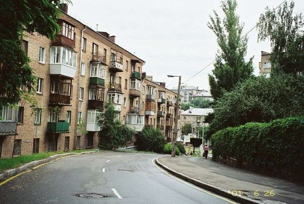 ウクライナ・キエフ「2005年 ウクライナ オレンジ革命直後 ユーシェンコ政権下のキエフ」の写真:ホテルから大通りに向かうアパート