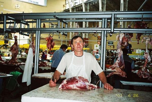 ウクライナ・キエフ「2005年 ウクライナ オレンジ革命直後 ユーシェンコ政権下のキエフ」の写真:マーケットお肉コーナー