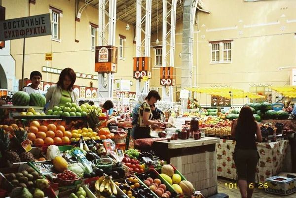 ウクライナ・キエフ「2005年 ウクライナ オレンジ革命直後 ユーシェンコ政権下のキエフ」の写真:マーケット果物コーナー