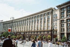 独立広場を通るフレシチャーティク通りの中央郵便局
