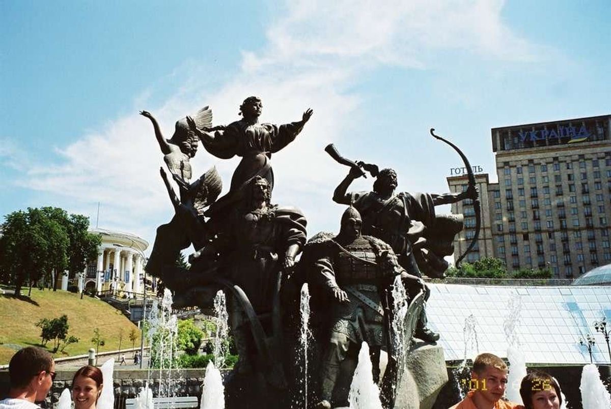 伝説上のキエフの創健者。キーイと三人兄弟（シュテーク、ホルィーウ、リービジ）