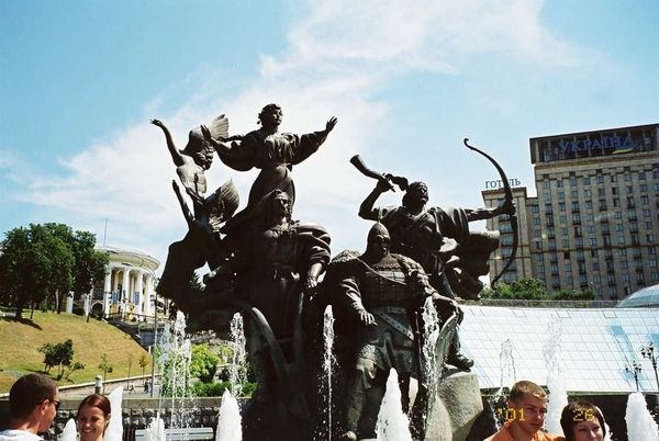 ウクライナ・キエフ「2005年 ウクライナ オレンジ革命直後 ユーシェンコ政権下のキエフ」の写真:伝説上のキエフの創健者。キーイと三人兄弟...