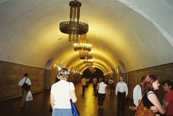 ウクライナ・キエフ「2005年 ウクライナ オレンジ革命直後 ユーシェンコ政権下のキエフ」の写真:ソ連式の地下鉄構内