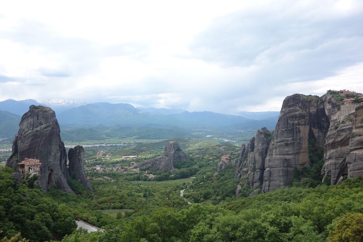 メテオラ。アテネから電車で片道5時間。でも行く価値はある！