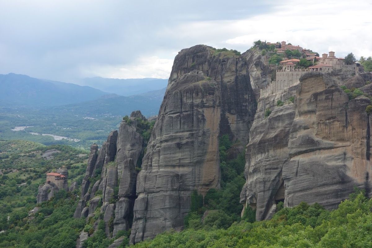 メテオラ。アテネから電車で片道5時間。でも行く価値はある！