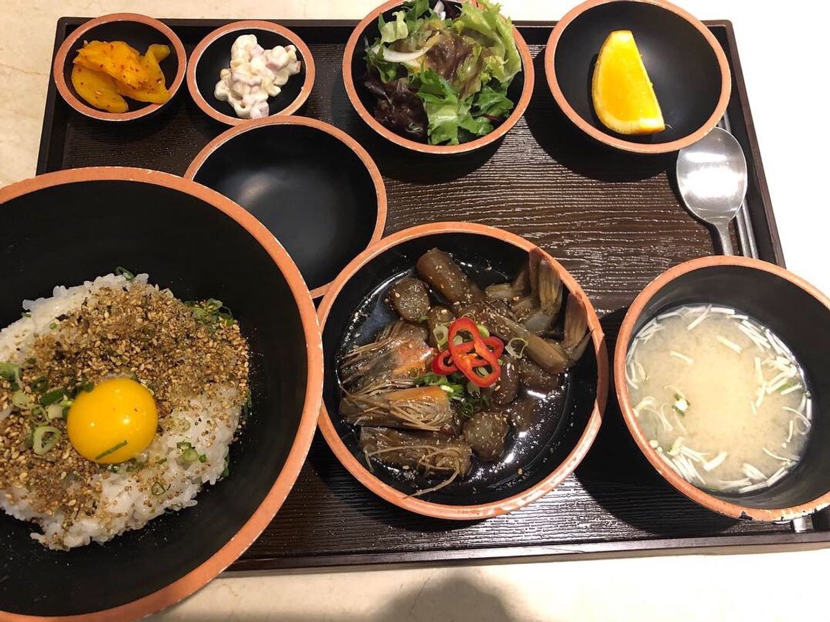 鮑の釜飯、キムチチゲ、カンジャンセウ、スコーン。この時出会った温恵化のスコ...