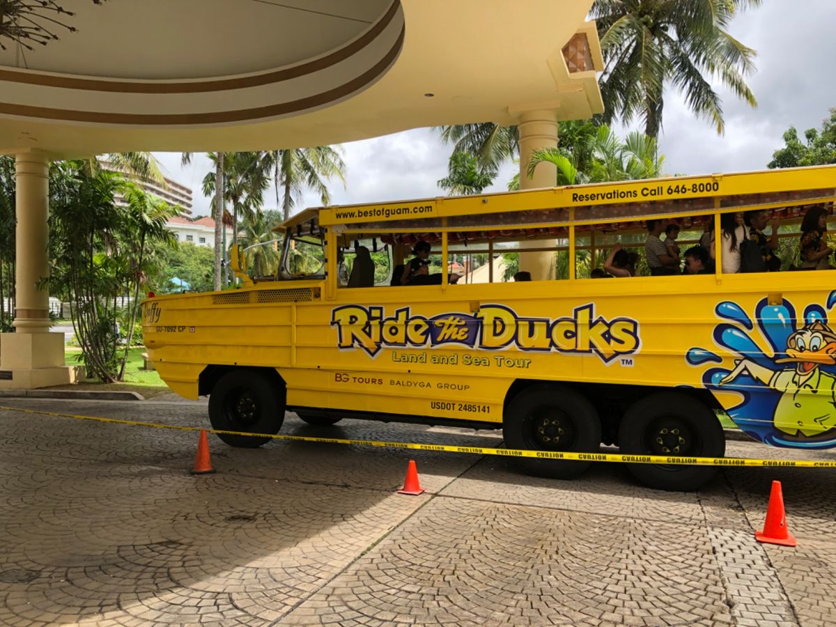 水陸両用バスでグアム島を巡る

割と今は定番のツアーらしいです

水上では...