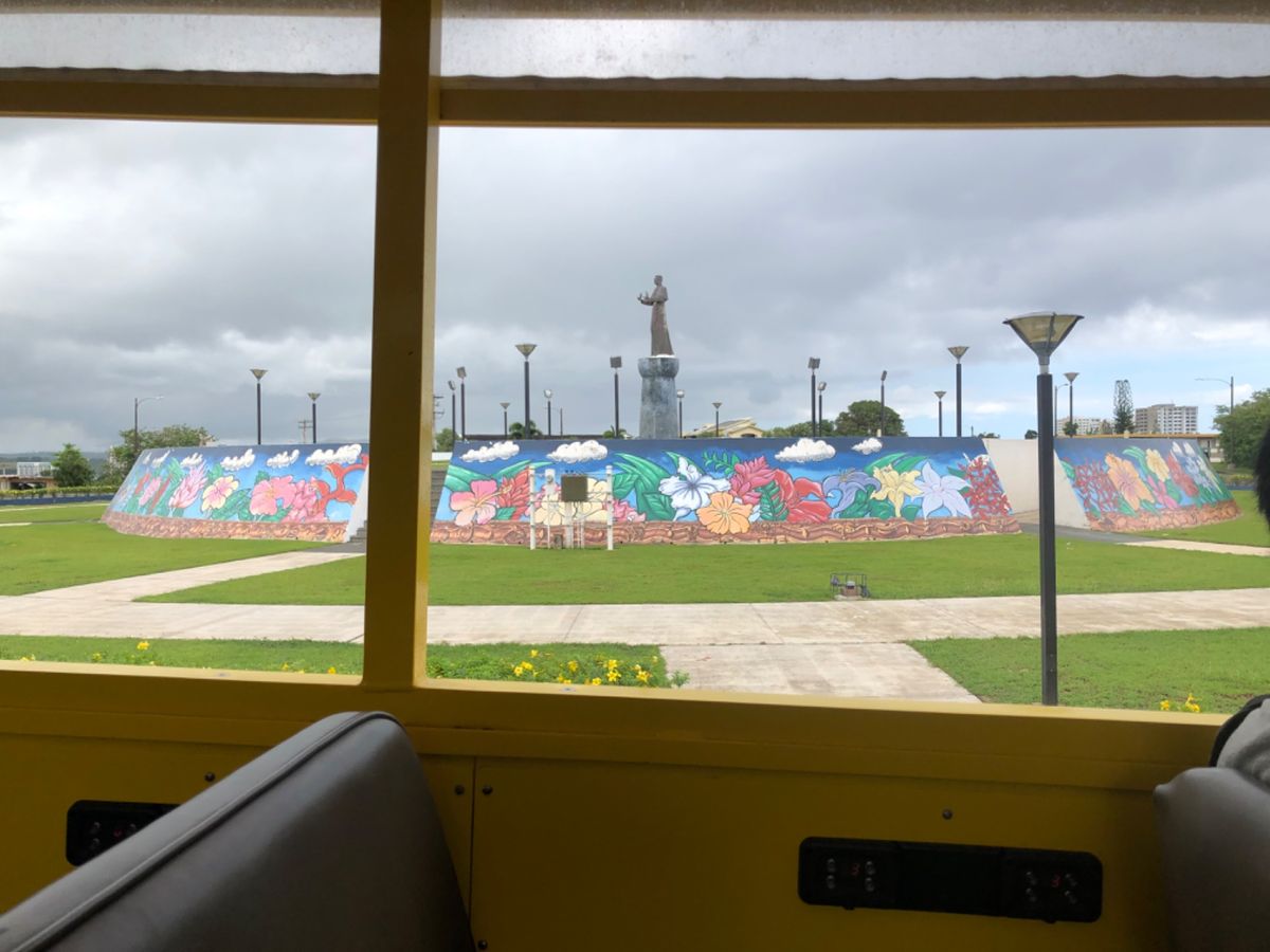 水陸両用バスでグアム島を巡る

割と今は定番のツアーらしいです

水上では...