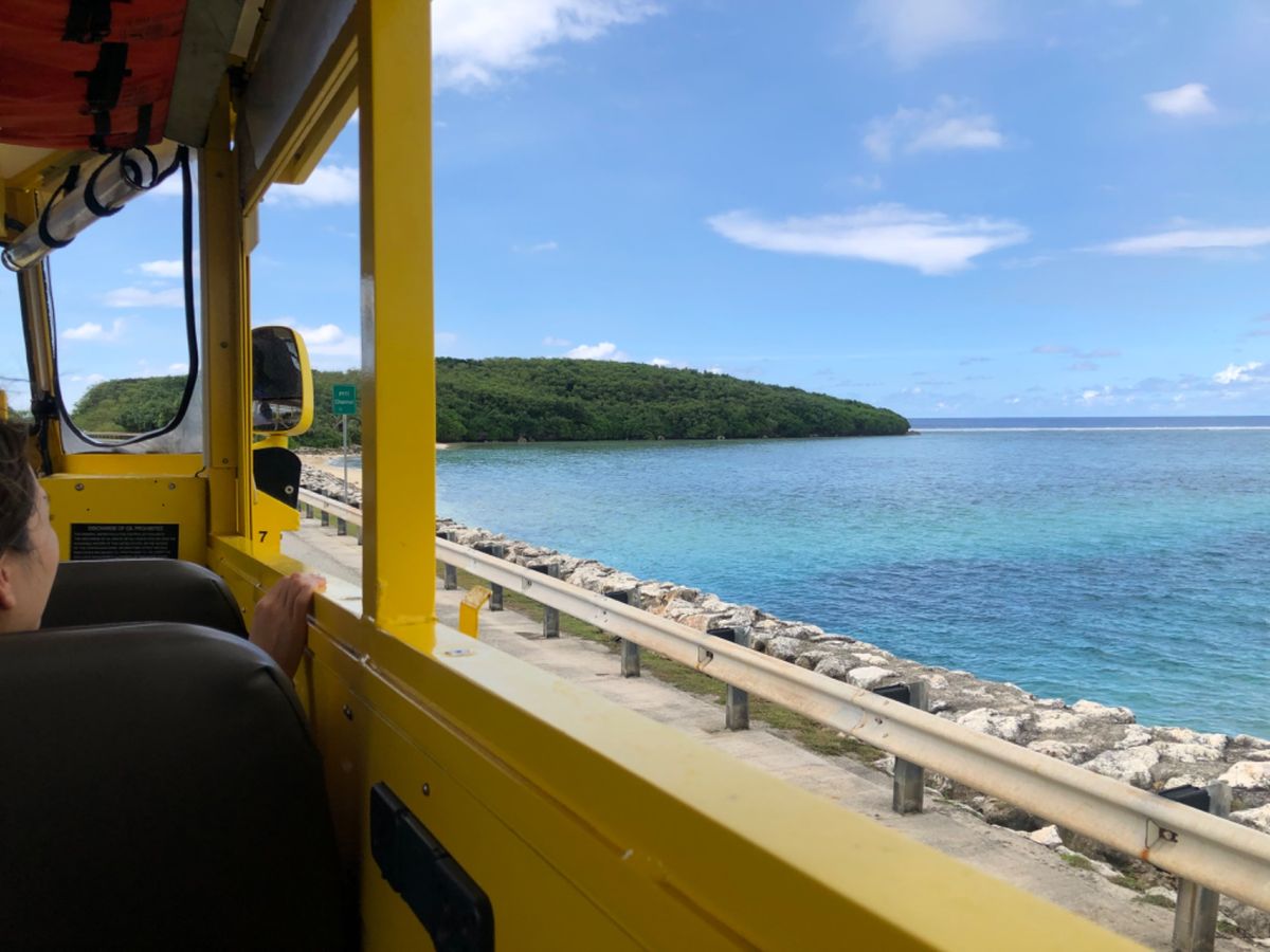 水陸両用バスでグアム島を巡る

割と今は定番のツアーらしいです

水上では...