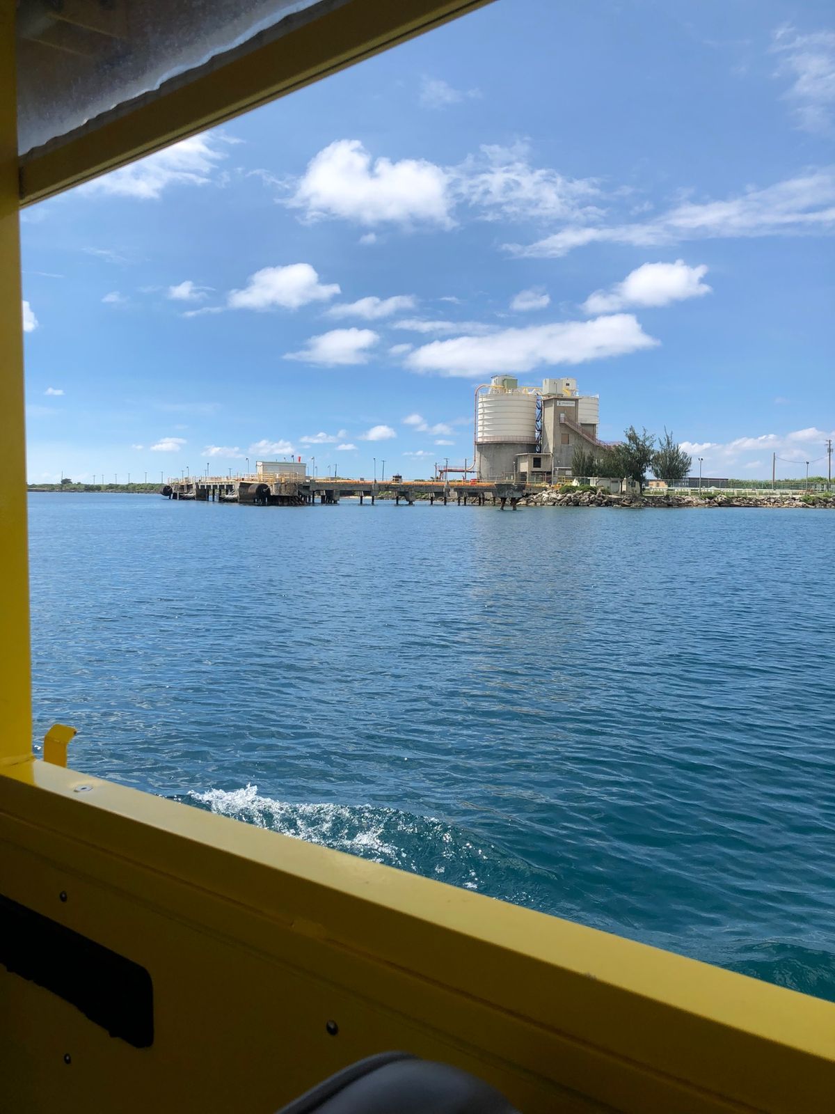 水陸両用バスでグアム島を巡る

割と今は定番のツアーらしいです

水上では...