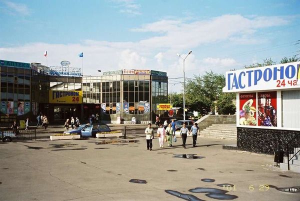ロシア連邦・モスクワ「2005年 ロシア　過去の共産主義の凝縮、モスクワ市内散策 」の写真：ホテルから最寄のメトロ駅へ向かう。