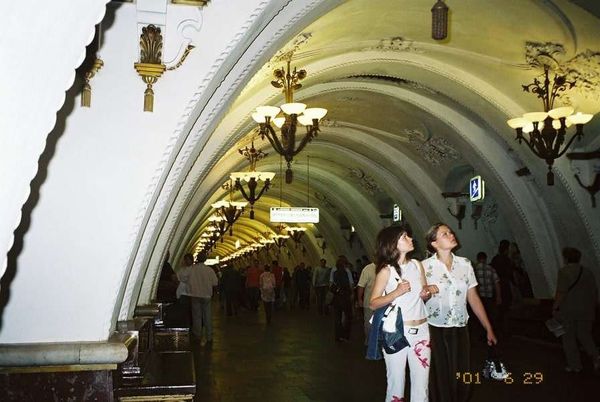 ロシア連邦・モスクワ「2005年 ロシア　過去の共産主義の凝縮、モスクワ市内散策 」の写真：モスクワのメトロ構内