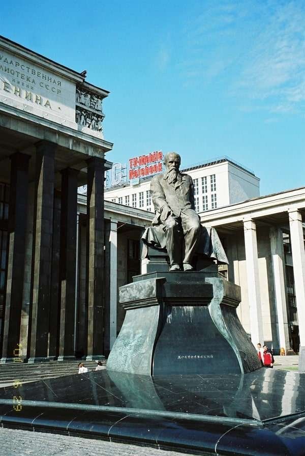 ロシア連邦・モスクワ「2005年 ロシア　過去の共産主義の凝縮、モスクワ市内散策 」の写真：メトロ駅の前の銅像。