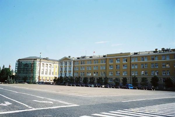 ロシア連邦・モスクワ「2005年 ロシア　過去の共産主義の凝縮、モスクワ市内散策 」の写真：クレムリン大統領官邸
ここで沢山の人の人...