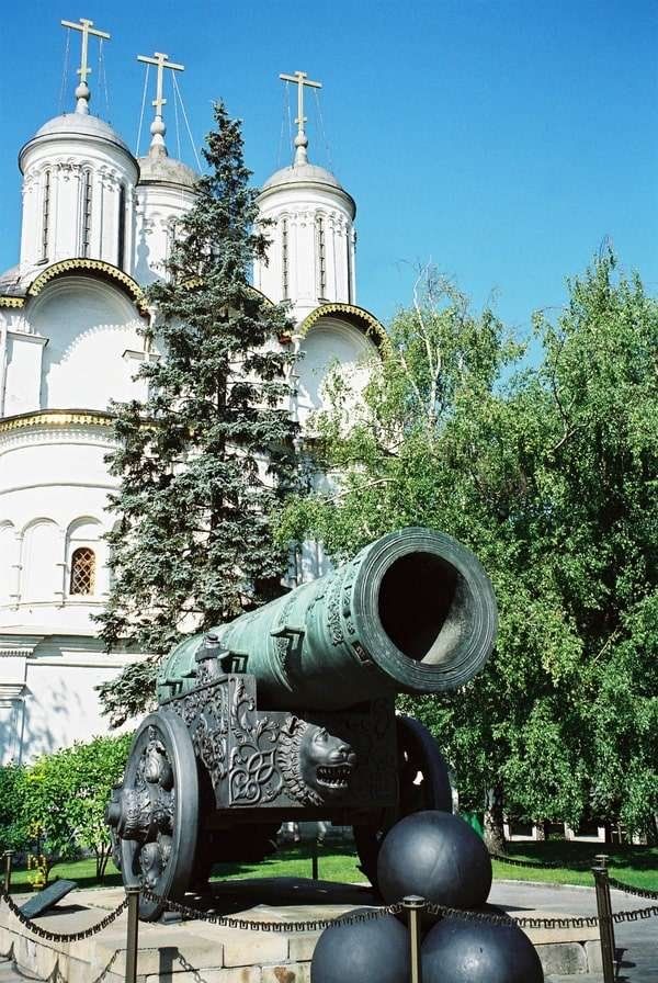 ロシア連邦・モスクワ「2005年 ロシア　過去の共産主義の凝縮、モスクワ市内散策 」の写真：16世紀の大砲