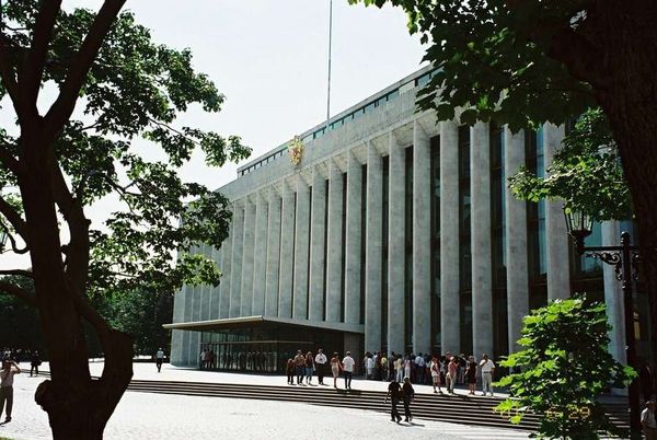 ロシア連邦・モスクワ「2005年 ロシア　過去の共産主義の凝縮、モスクワ市内散策 」の写真：議会ここで人の人生が左右される決議がなさ...