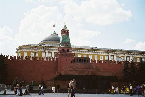 ロシア連邦・モスクワ「2005年 ロシア　過去の共産主義の凝縮、モスクワ市内散策 」の写真：レーニン廟。
並んでレーニンを拝見。かな...