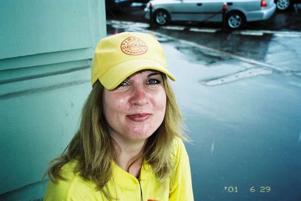 ロシア連邦・モスクワ「2005年 ロシア　過去の共産主義の凝縮、モスクワ市内散策 」の写真：突然のスコールで雨宿り。チラシ配りをして...