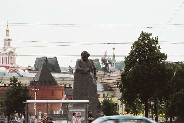 ロシア連邦・モスクワ「2005年 ロシア　過去の共産主義の凝縮、モスクワ市内散策 」の写真：マルクス像
