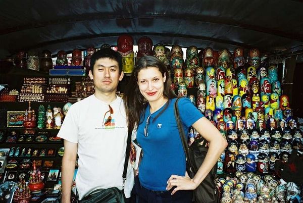 ロシア連邦・モスクワ「2005年 ロシア　過去の共産主義の凝縮、モスクワ市内散策 」の写真：トヴェルスカヤ通りでお土産屋のお姉さんと...