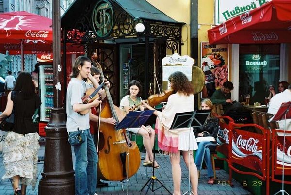 ロシア連邦・モスクワ「2005年 ロシア　過去の共産主義の凝縮、モスクワ市内散策 」の写真：トヴェルスカヤ通り
チェロ持ってくるの大...