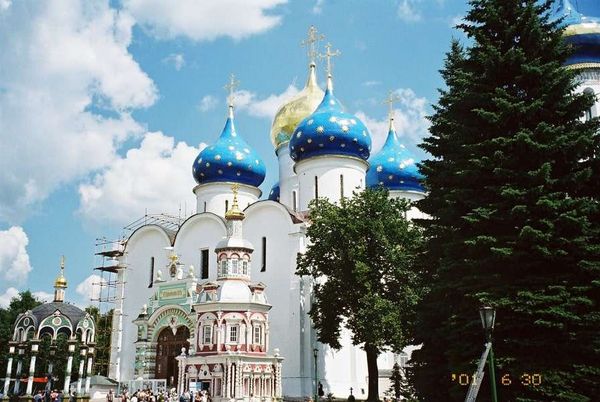 ロシア連邦・モスクワ「2005年 ロシア　過去の共産主義の凝縮、モスクワ市内散策 」の写真：至聖三者セルギイ大修道院
13世紀の修道...