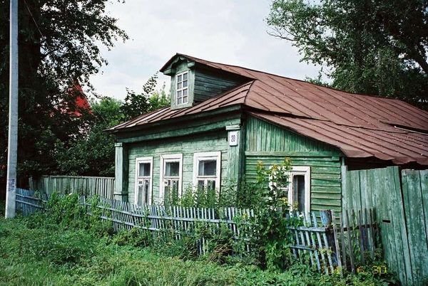 ロシア連邦・モスクワ「2005年 ロシア　過去の共産主義の凝縮、モスクワ市内散策 」の写真：ダーチャ？ではないと思います。普通の一軒...