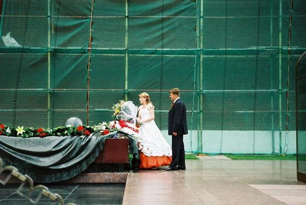 ロシア連邦・モスクワ「2005年 ロシア　過去の共産主義の凝縮、モスクワ市内散策 」の写真：無名戦士の墓に献花する新婦