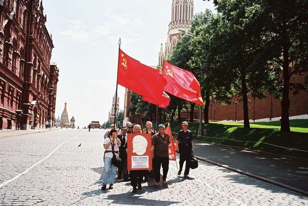 ロシア連邦・モスクワ「2005年 ロシア　過去の共産主義の凝縮、モスクワ市内散策 」の写真：赤の広場をデモ行進する老人