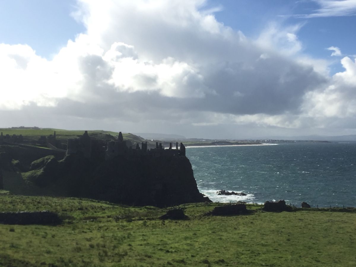 ダンルース城を遠目から眺める。移動中には一生分の虹を見たかも。お酒は飲めな...