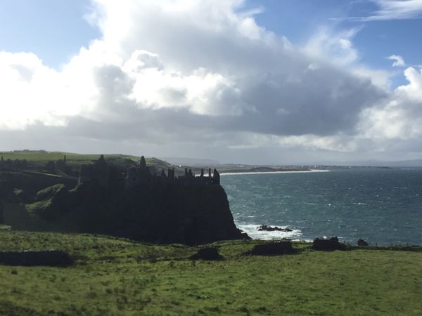 アイルランド・ダブリン「アイルランド」の写真：ダンルース城を遠目から眺める。移動中には...