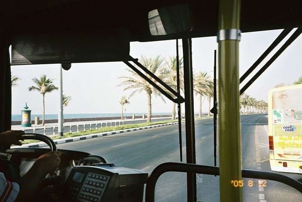 アラブ首長国連邦・ドバイ「2005年 ドバイ」の写真：路線バスで移動。
乗客はフィリピンやイン...