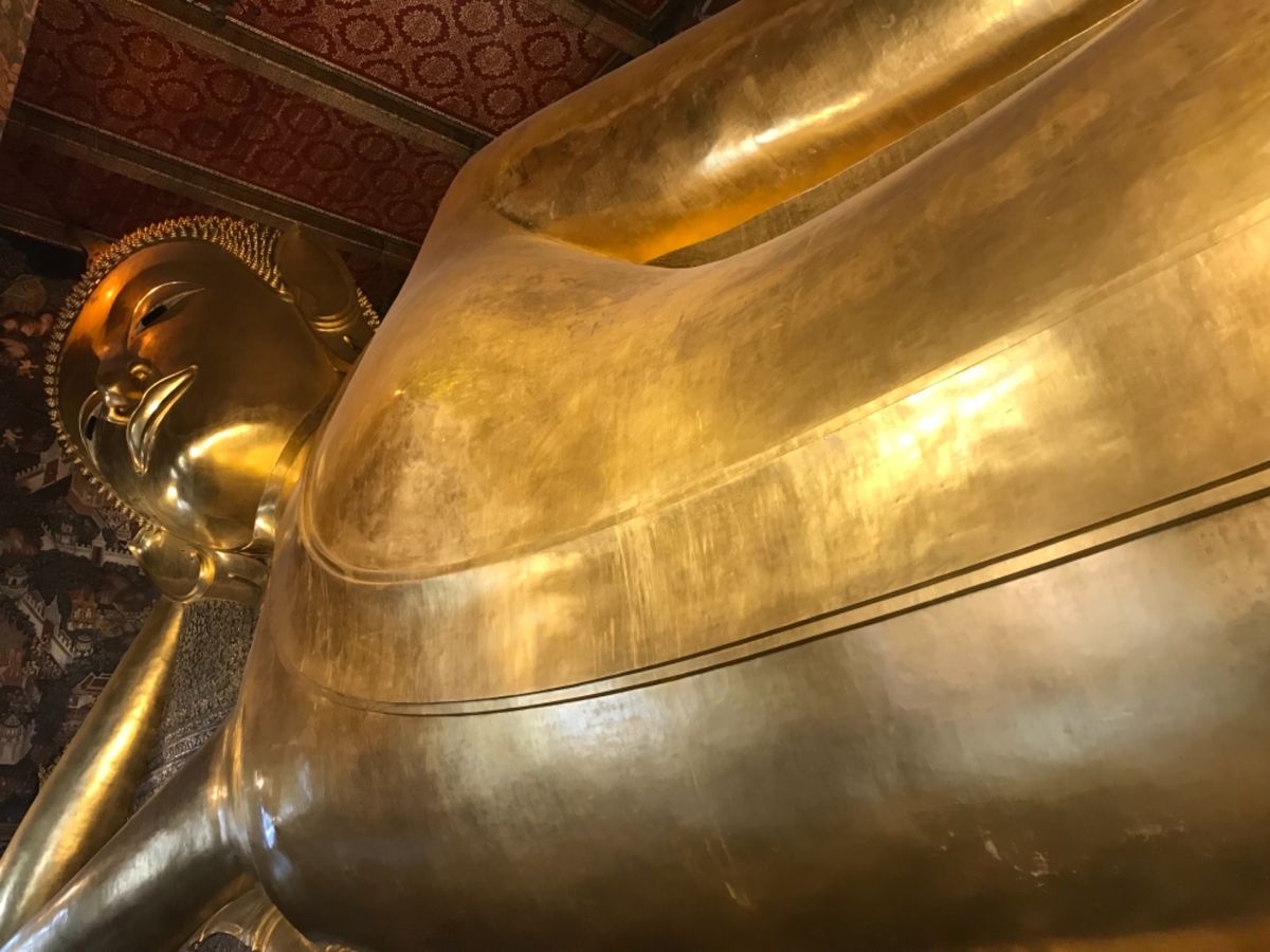 ワットポーとその周辺を散策。大仏が巨大だった。