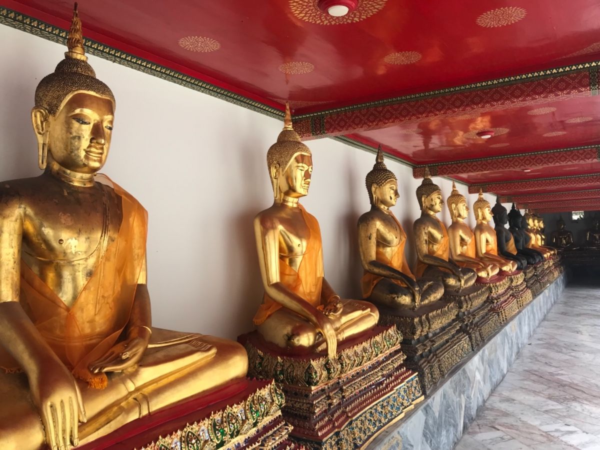 ワットポーとその周辺を散策。大仏が巨大だった。