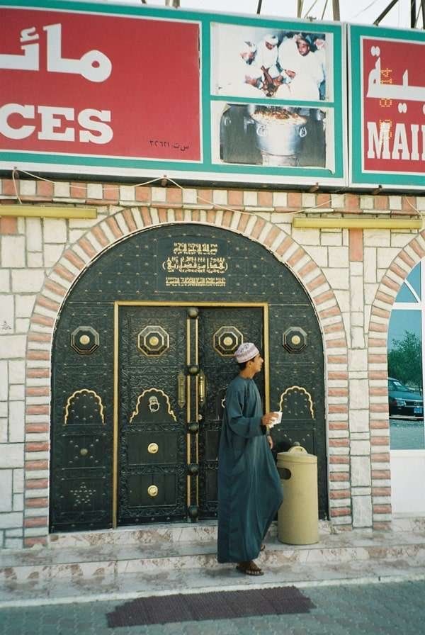 オマーン・マスカット「2005年 オマーン首都マスカットのんびり。」の写真：アラビア料理レストランと知り合った若者