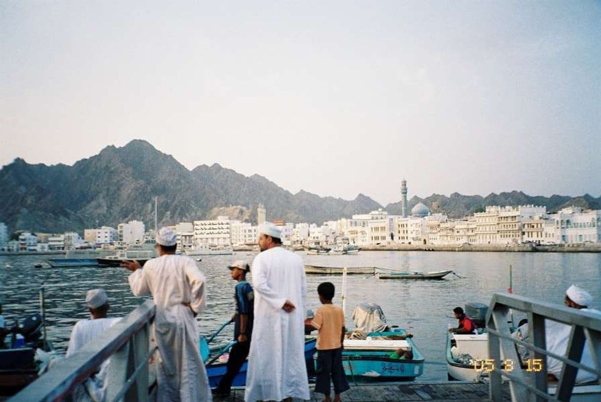 漁師を待つ早朝の港