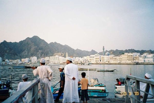 オマーン・マスカット「2005年 オマーン首都マスカットのんびり。」の写真：漁師を待つ早朝の港