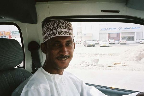 オマーン・マスカット「2005年 オマーン首都マスカットのんびり。」の写真：半日雇った運転手さん。
地元民のみぞ知る...