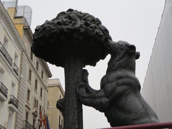 スペイン・マドリード、バルセロナ「ガウディの作品巡り」の写真