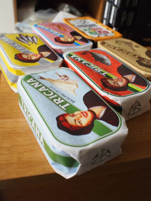 ポルトガル・リスボン「Seeking Bacalhau to Lisbon 」の写真：カラフルな缶詰
鱈をはじめ、いろんな種...