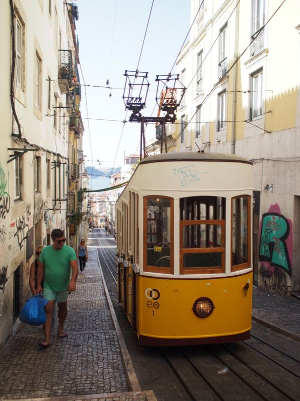 ポルトガル・リスボン「Seeking Bacalhau to Lisbon 」の写真：高低差の多いリスボンの街に欠かせないケー...